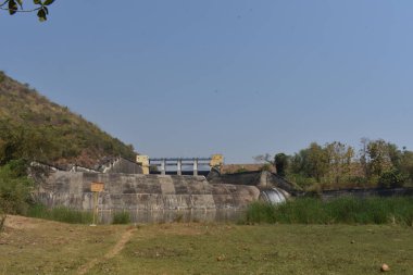 Güneşli bir günde muhteşem görünen eski bir baraj manzarası..