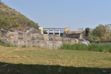 Güneşli bir günde muhteşem görünen eski bir baraj manzarası..