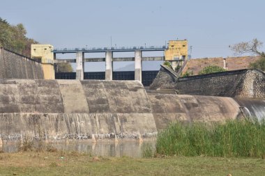 Güneşli bir günde muhteşem görünen eski bir baraj manzarası..