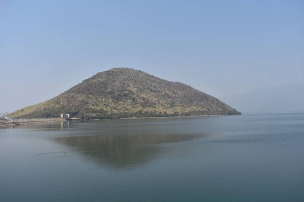 Wasserreservoir Sieht Wunderschön Blaues Wasser Zwischen Zwei Bergen — Stockfoto