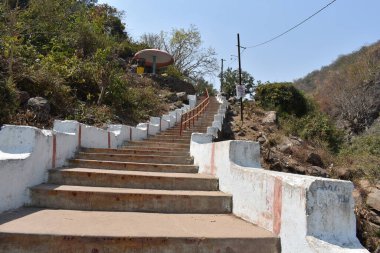 Tapınağın bulunduğu dağ zirvesine doğru bir merdiven. Birçok insan Tanrı 'nın kutsamasını ister..
