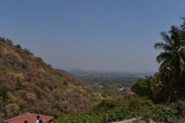 Dağın yüksek manzarasından köy manzarası çok güzel görünüyor..