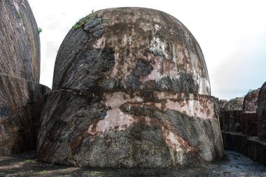 Buda Stupa 'lar tepenin üstünde. Buda heykelleri ve aptallar tepenin üstünde olduğundan beri Buda tepeleri olarak adlandırılıyor. Ancak halk bu tepelere Bojjanna Konda diyor.