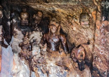 Buda Stupa 'lar tepenin üstünde. Buda heykelleri ve aptallar tepenin üstünde olduğundan beri Buda tepeleri olarak adlandırılıyor. Ancak halk bu tepelere Bojjanna Konda diyor.