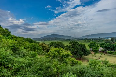 Yeşil ormanlı dağ tepelerinin muhteşem yakın görüntüsü Gündüz gökyüzü berrak.