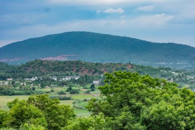 Yağmur mevsiminde çeltik pirinç tarlasıyla çok güzel doğal bir manzara..