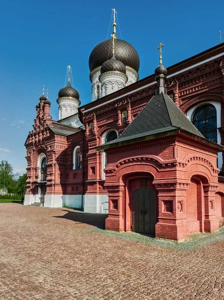 Kyrkans arkitektur i staden Noginsk. — Stockfoto