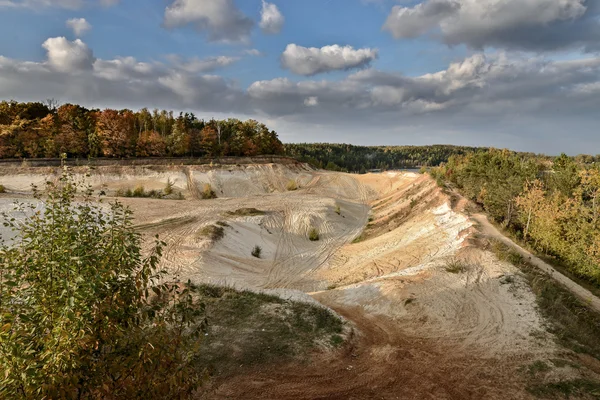 Piasek kopalni na początku jesieni. — Zdjęcie stockowe