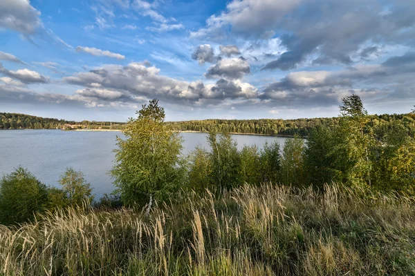 Zand steengroeve vroeg in de herfst. — Stockfoto