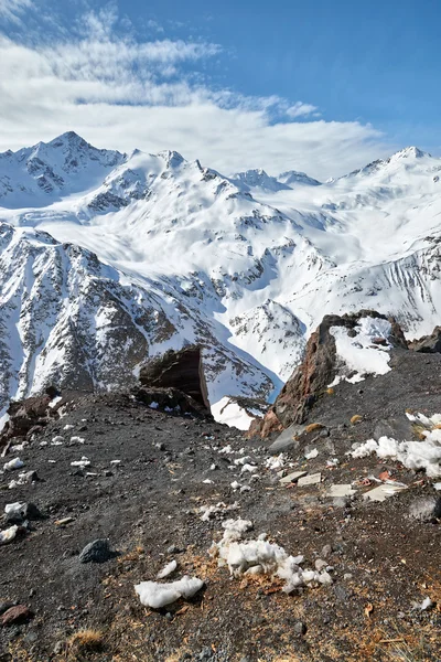 Mountain Baksan valley, Elbrus and Cheget, Rússia . — Fotografia de Stock