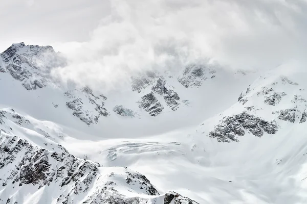 Mountain Baksan valley, Elbrus and Cheget, Rússia . — Fotografia de Stock