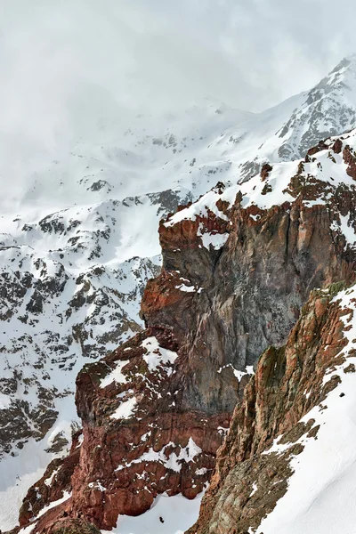 エルブラス山と Cheget、ロシアの Baksan 渓谷. — ストック写真