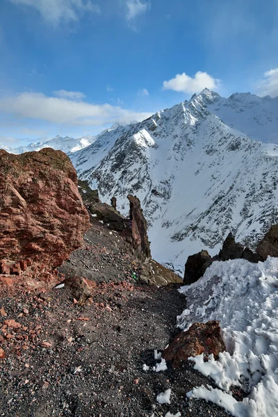 エルブラス山と Cheget、ロシアの Baksan 渓谷. — ストック写真