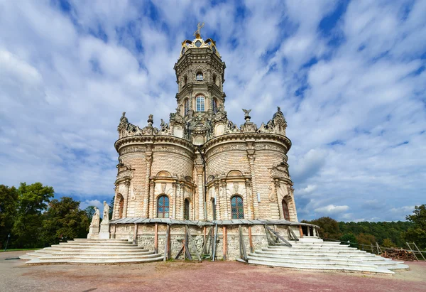 Russisch-orthodoxe kerk van de Heilige Maagd in Dubrovitsa. — Stockfoto