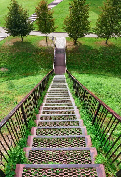 Escalier en fer menant vers le bas . — Photo