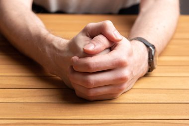 Kilitte katlanmış bir adamın elleri