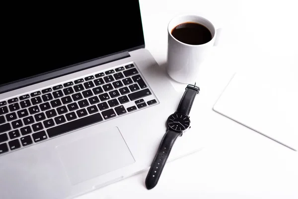Ofis Masası bir fincan kahve bilgisayar dizüstü ile çalışmak