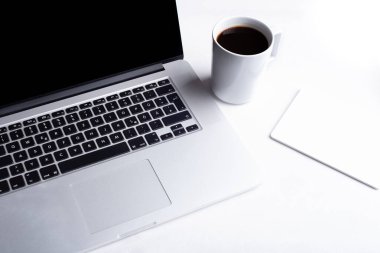 Ofis Masası bir fincan kahve bilgisayar dizüstü ile çalışmak