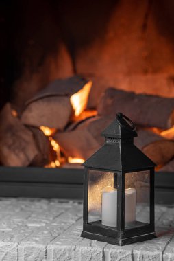Elektrikli fener şöminenin önünde. 