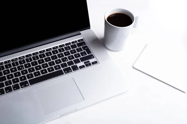 Ofis Masası bir fincan kahve bilgisayar dizüstü ile çalışmak