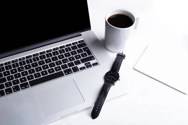 Ofis Masası bir fincan kahve bilgisayar dizüstü ile çalışmak