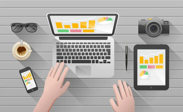 Dizüstü bilgisayar, tablet, akıllı telefon ve ileti örneği ile işadamı'nın Masası. Ticari faaliyet. Çalışma alanı. Office. Bir takım çalışırız. İş Okulu eğitim. Web afiş. Modern düz tasarım.