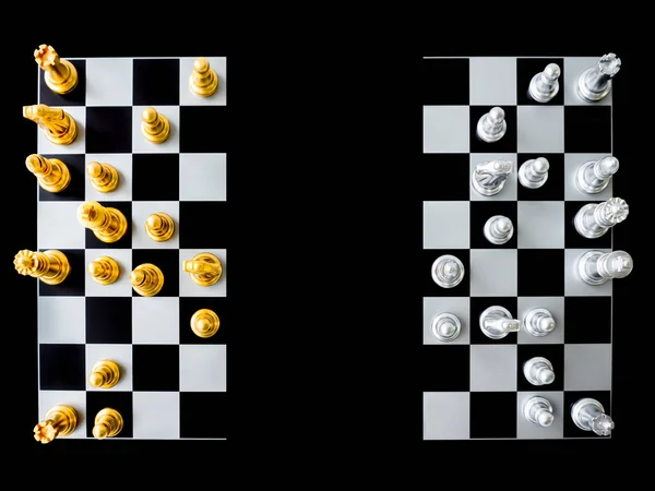 Die Ansicht Von Schach Und Schachbrett Ist Auf Schwarzem Hintergrund — Stockfoto