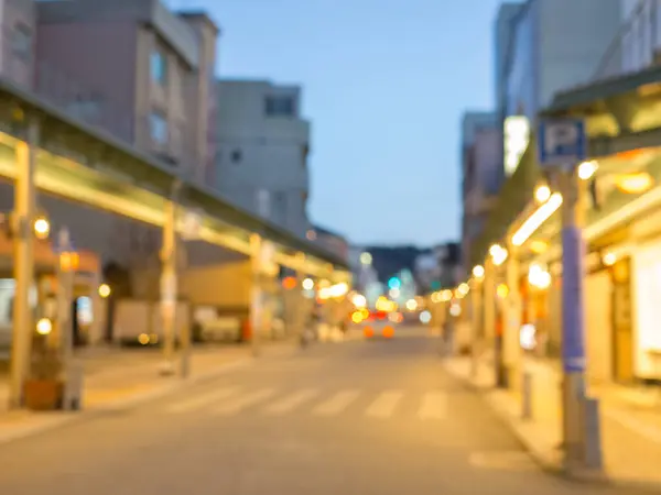 Gece vakti alışveriş caddelerinde Bokeh 'in arka plan aydınlatma dükkanının soyutlamaları.