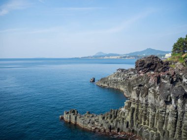 Jeju Adası, Güney Kore 'deki Hallasan Dağı' ndan gelen ani soğumayla Jungmun Daepo Haen Columnar (Jusangjeolli uçurumu) 'nun nefes kesici manzarası oluştu.