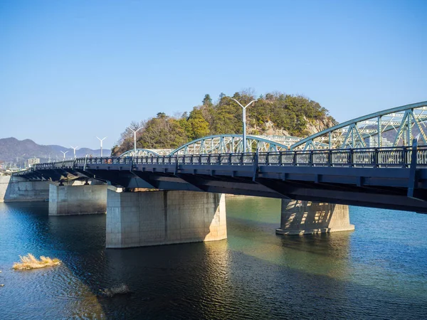 Inuyama Köprüsü Kiso Nehri 'ni geçiyor. Açık bir günde, Japonya 'nın Inuyama Kalesi' nden dağları ve gökyüzünü görebilirsiniz..