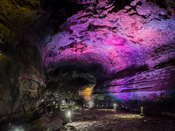 Manjanggul mağarasının içindeki koridorda lav akışını izlemek için ışık var. Jeju Adası, Güney Kore.