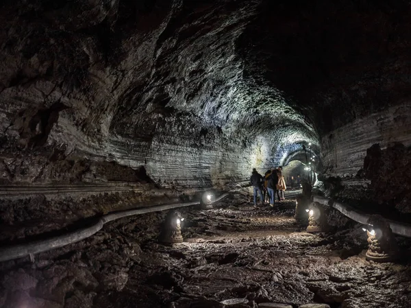 Manjanggul mağarasının içindeki koridorda lav akışını izlemek için ışık var. Jeju Adası, Güney Kore.
