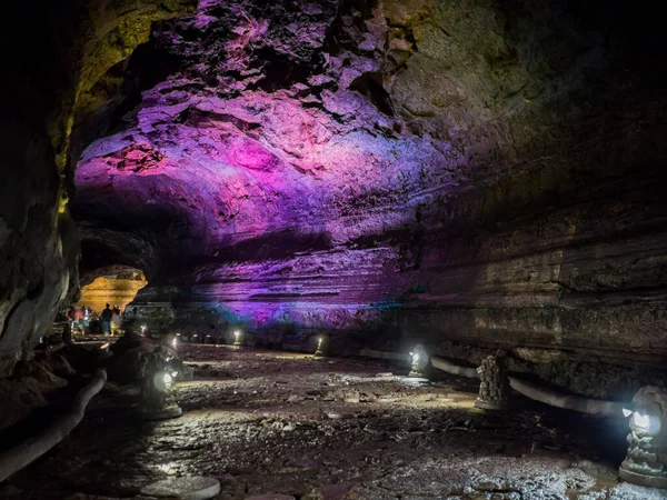 Manjanggul mağarasının içindeki koridorda lav akışını izlemek için ışık var. Jeju Adası, Güney Kore.