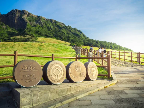 Jeju Adası, Güney Kore - 15 Ekim 2018 Seongsan ilchulbong veya Sunrise Peak. Jeju Adası, Güney Kore 'nin doğu kıyısında yer almaktadır.