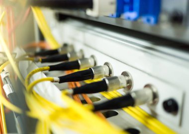 İnternet bağlantısı çevrimiçi kommülasyonu için arayüz aygıtına ağ kablosu optik optik bağlantısı.