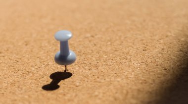 Mantar panoya mavi mandallar, gölgeler ve doğal ışık konur.. 