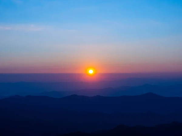 Der Sonnenaufgang Morgen Ist Ein Rot Orangefarbener Kreis Der Horizontlinie — Stockfoto