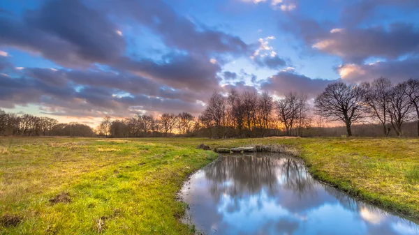 Ruisseau naturel avec nuages brouillés — Photo