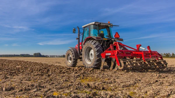 Traktor felszántása mező — Stock Fotó