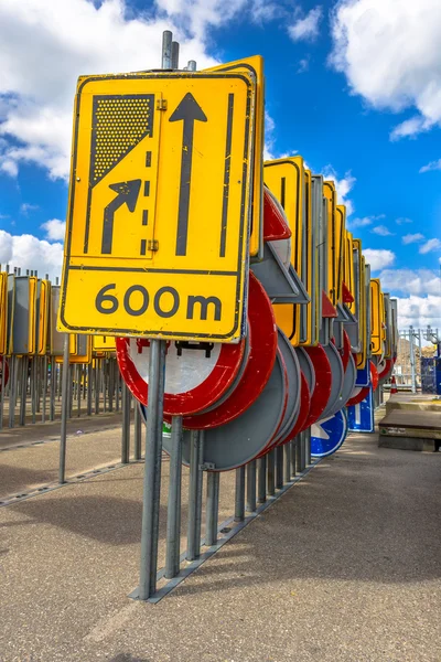 Señal de estrechamiento de camino amarillo — Foto de Stock