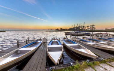 Yaz aylarında bir Marina küçük Kiralık Tekneler