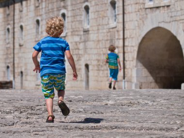 Küçük çocuk aşağıdaki kardeşi
