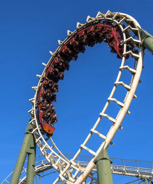 Rollercoaster Jízda proti modré obloze — Stock fotografie