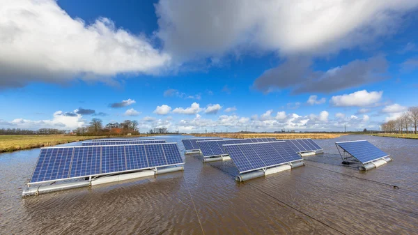 Плаваючі панелі сонячних батарей — стокове фото