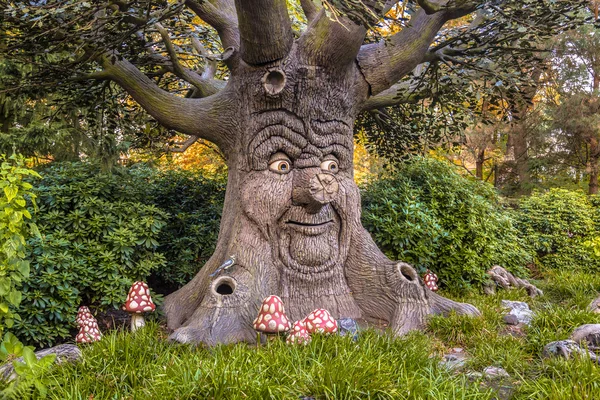 Árbol parlante con cara feliz — Foto de Stock