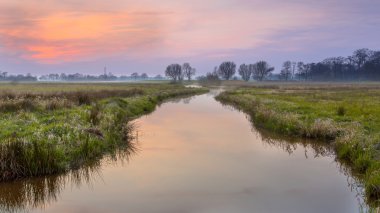 Nisan ayında Regge Nehri