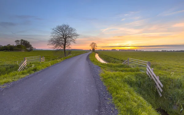 Pôr do sol sobre terras agrícolas Groningen — Fotografia de Stock