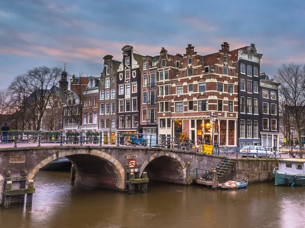 Case sul canale al tramonto ad Amsterdam — Foto Stock
