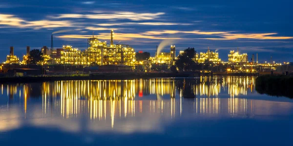 Zona industrial colorida al atardecer — Foto de Stock