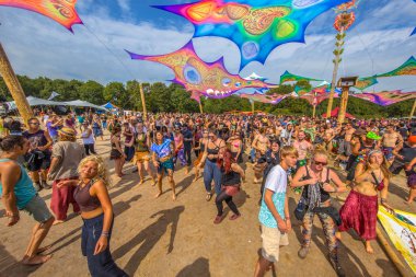 Dans pistinde renkli insanlar